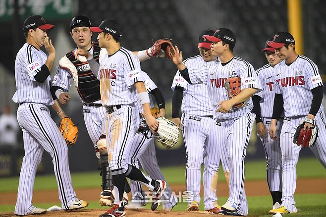 LG 선수들이 8일 잠실구장에서 열린 2025 KBO리그 키움과의 경기에서 4-3으로 승리한 뒤 하이파이브를 나누고 있다 .잠실 | 박진업 기자 upandup@sportsseoul.com