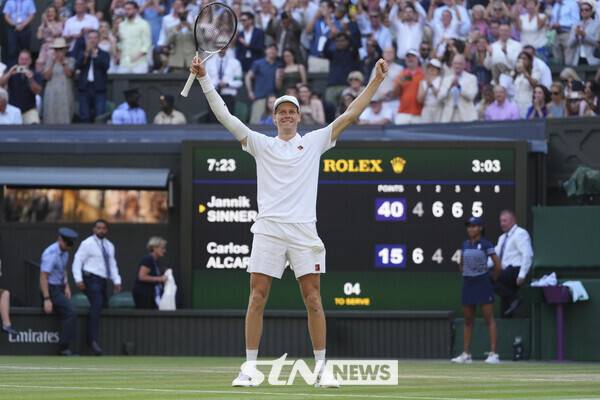 우승을 차지한 뒤 환호하는&nbsp;얀니크 신네르. /사진=뉴시스/AP