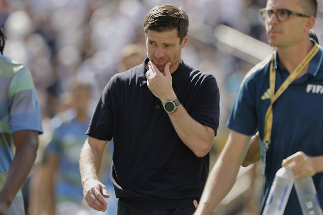 Real Madrid manager Xabi Alonso reacts during the Club World Cup semifinal soccer match between PSG and Real Madrid in East Rutherford, N.J., Wednesday, July 9, 2025. (AP Photo/Adam Hunger)<저작권자(c) 연합뉴스, 무단 전재-재배포, AI 학습 및 활용 금지>