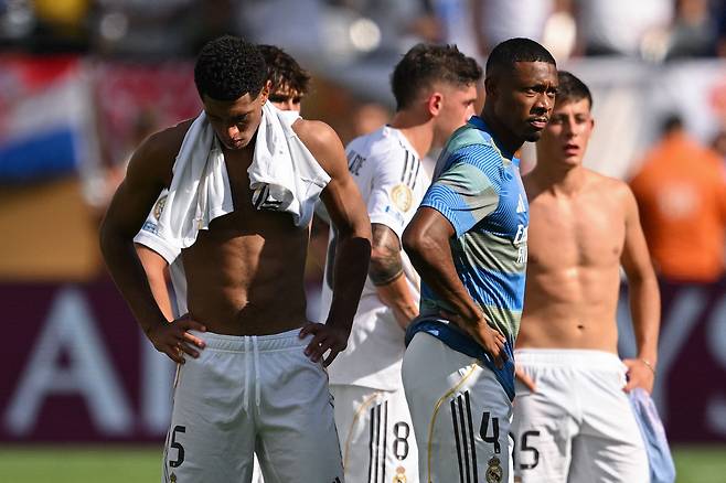 EAST RUTHERFORD, NEW JERSEY - JULY 09: (L-R) Jude Bellingham, Federico Valverde, David Alaba and Arda Guler of Real Madrid show their dejection at the end of the FIFA Club World Cup 2025 semi-final match between Paris Saint-Germain and Real Madrid CF at MetLife Stadium on July 09, 2025 in East Rutherford, New Jersey.   David Ramos/Getty Images/AFP (Photo by David Ramos / GETTY IMAGES NORTH AMERICA / Getty Images via AFP)<저작권자(c) 연합뉴스, 무단 전재-재배포, AI 학습 및 활용 금지>