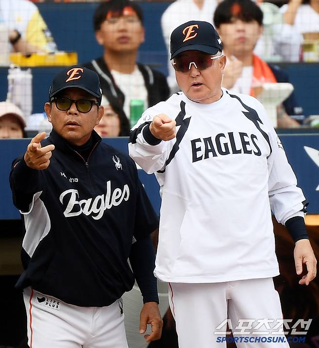 31일 창원 NC파크에서 열린 한화-NC전. 있다. 8회말 2사 3루 천재환 타석에서 김서현이 등판했지만 제구가 좋지 않자 김경문 감독이 최재훈 포수를 부르고 있다. 창원=정재근 기자 cjg@sportschosun.com/2025.5.31/