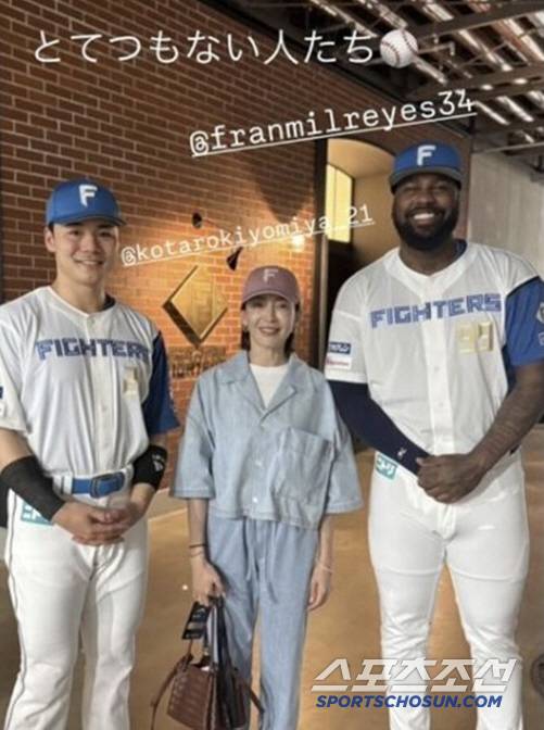 12일 에스콘필드를 찾은 유명 배우 미야자와 리에가 니혼햄 간판타자 기요미야, 레이예스와 기념사진을 찍었다. 미야자와는 이 사진을 자신의 SNS에 올렸고, 기요미야와 레이예스는 13일 나란히 홈런을 터트렸다. 사진출처=미야자와 리에 SNS