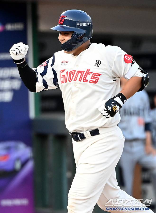 18일 부산 사직야구장에서 열린 한화와 롯데의 경기, 2회말 2사 1,2루 롯데 박재엽이 선제 3점홈런을 치고 기쁨을 나누고 있다. 부산=허상욱 기자wook@sportschosun.com/2025.06.18/
