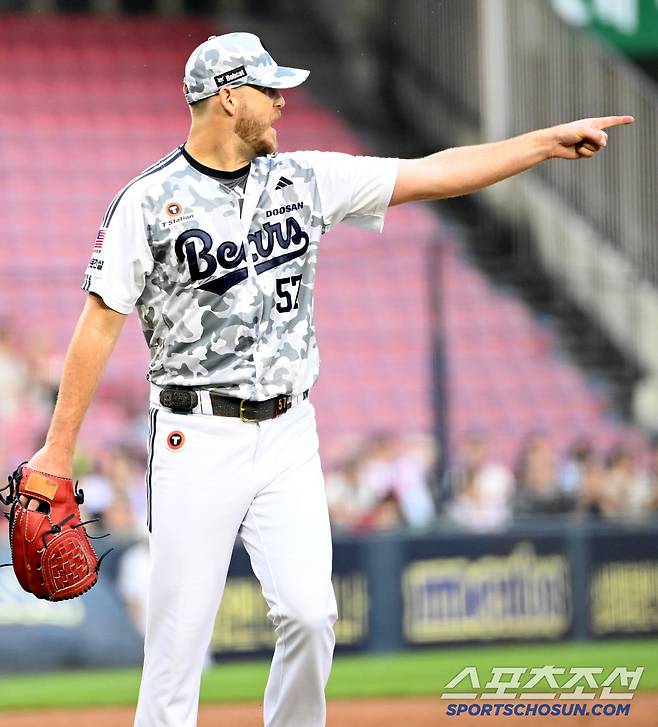 26일 잠실야구장에서 열린 SSG와 두산의 경기, 2회초 1사 1,2루 콜어빈이 조형우의 타구를 호수비로 잡아 병살로 연결한 2루수 오명진과 기쁨을 나누고 있다. 잠실=허상욱 기자wook@sportschosun.com/2025.06.26/