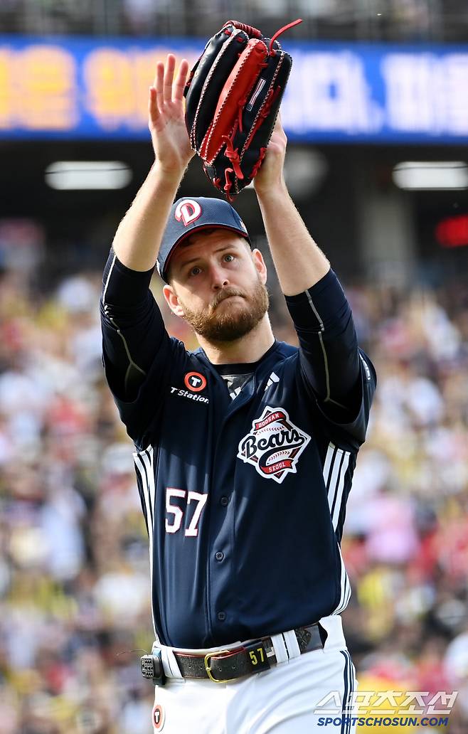 17일 광주KIA챔피언스필드에서 열린 두산과 KIA의 더블헤더 1차전 경기, 6회말 두산 콜어빈이 마운드를 내려가다 자신의 이름을 연호하는 팬들에게 인사하고 있다. 광주=허상욱 기자wook@sportschosun.com/2025.05.17/