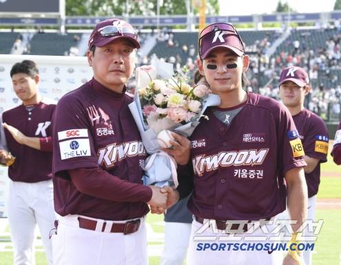 2022년 홍원기 감독의 100승을 축하하는 이정후. 스포츠조선DB