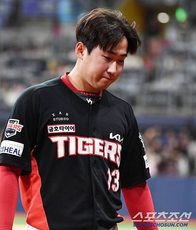 24일 서울 고척스카이돔에서 열린 KIA-키움전. 4회초 아웃카운트 없이 연속 안타를 허용한 윤영철이 강판되고 있다. 고척=정재근 기자 cjg@sportschosun.com/2025.6.24/