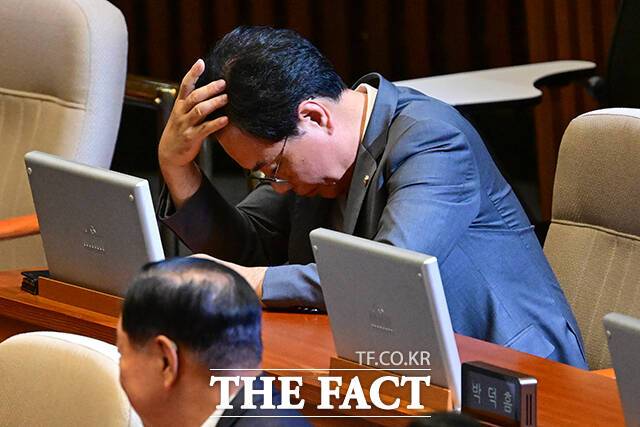 국민의힘 지지율 20% 벽이 완전히 무너졌다. 최근 여론조사에서 지지율이 20% 아래로 떨어지는 결과가 잇달아 나오고 있다. 사진은 송언석 국민의힘 비상대책위원장 겸 원내대표가 10일 오후 서울 여의도 국회에서 열린 본회의에 참석한 모습. /국회=남윤호 기자