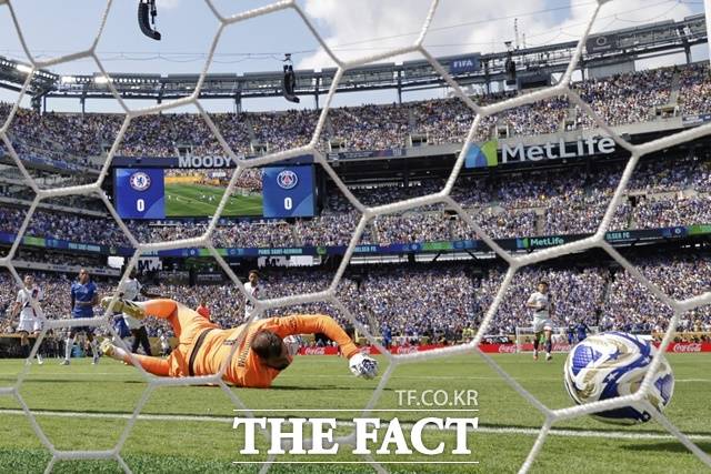 준결승전까지 6경기에서 1실점으로 선방하던 PSG 골키퍼 잔루이지 돈나룸마가 첼시와 결승전 전반전 43분까지 3실점의 수모를 당하고 있다./이스트 러더퍼드=AP.뉴시스