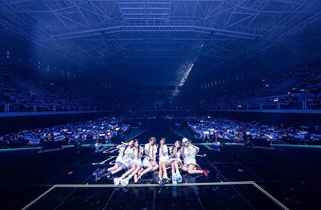 엔믹스 멤버들은 "엔써(팬덤명)는 언제나 엔믹스의 '처음'을 함께 한 소중한 존재더라. 어떤 모습이든 응원해 주고 사랑해 주셔서 고맙다"고 말했다. /JYP엔터