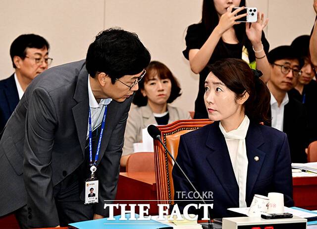 여성가족부 관계자와 대화하는 강선우 여성가족부 장관 후보자.