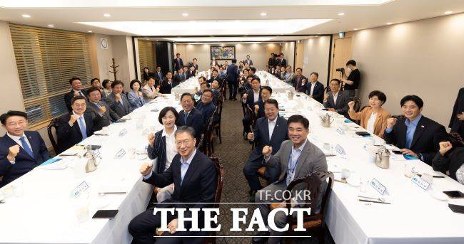 14일 국회에서 경기 지역 더불어민주당 국회의원과 원외위원장 정책간담회가 열렸다. /경기도