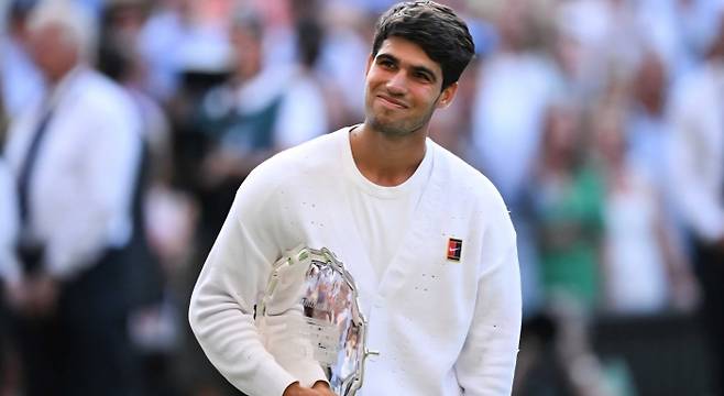 카를로스 알카라스가 13일 2025 윔블던 챔피언십 남자단식 결승에서 야니크 시너에 1-3으로 져 3연패에 실패한 뒤 시상식에서 야릇한 표정을 하고 있다. 사진/ATP 투어