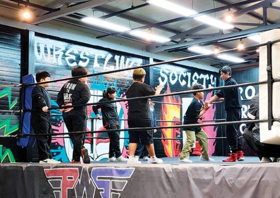 매주 토요일과 일요일 오전에 열리는 PWS 프로레슬링 어린이 캠프. 아이들은&nbsp;자긍심과 스포츠맨십을 배워간다.