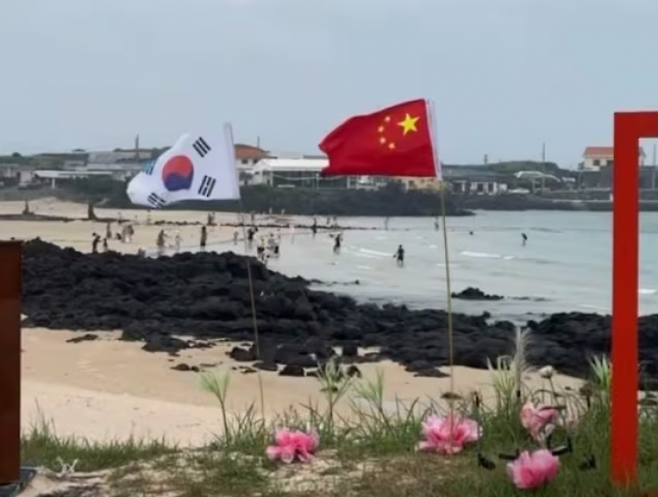 지난 8일 제주 우도 한 해변에 중국 국기가 태극기와 나란히 꽂혀 있는 모습. SNS