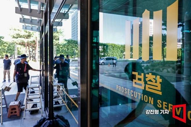 내란 특검이 11일 오후 2시 윤석열 전 대통령을 소환 조사하겠다고 밝힌 가운데 윤 전 대통령이 소환에 응하지 않을 경우 강제 구인 가능성을 내비쳤다. 사진은 내란 특검 사무실이 마련된 서울 서초구 서울고등검찰청. 2025.7.11. 강진형 기자
