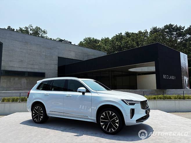 부분변경 볼보 XC90.&nbsp;매트릭스 LED 헤드램프와 그래픽 그릴로 외관을 세련되게 다듬었다. (오토헤럴드 김흥식 기자)