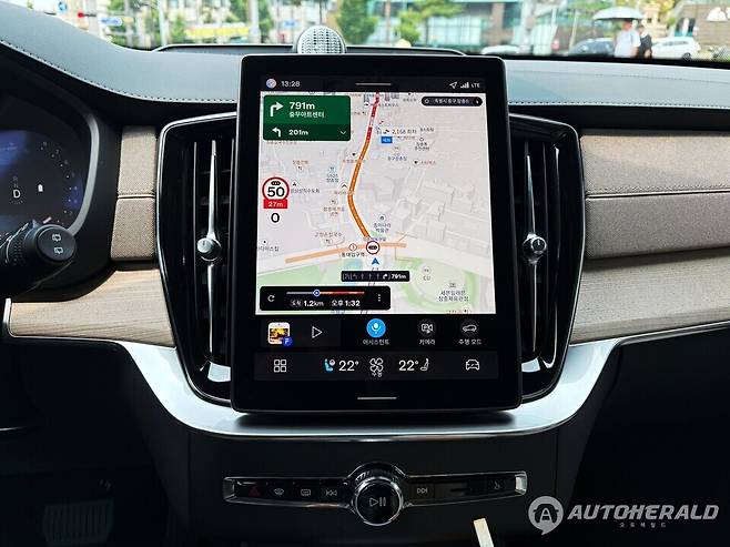 부분변경 XC90는 한국형 인포테인먼트의 기능 개선은 물론 터치 반응 속도가 놀랍도록 빨라지면서 UX 만족감을 극대화했다. (오토헤럴드 김흥식 기자)