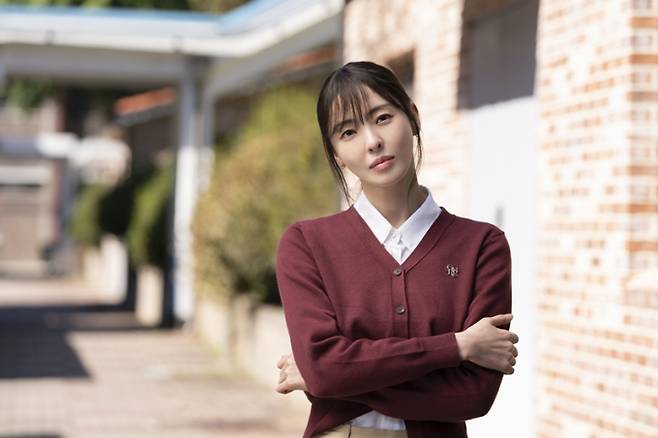 ‘S라인’ 이다희, 미소 뒤 묘한 긴장감 (제공: 웨이브)