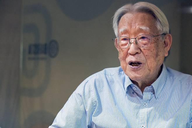 김대중 정부 초대 통일부 장관을 지낸 강인덕 전 장관이 13일 서울 용산구 한 커피숍에서 본지와 인터뷰를 하고 있다. 강 전 장관은 이재명 정부를 향해 “즉자적으로 상황에 따라 이랬다 저랬다 하는 건 실용주의가 아니라 기회주의”라며 “대통령이 중국 전승절에 참석하면 중국은 한국을 깔볼 것이고 미국은 우리를 아예 쳐다도 안 볼 것”이라고 했다/조인원 기자