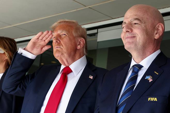도널드 트럼프 미국 대통령(왼쪽)이 13일 뉴저지주 메트라이프 스타디움에서 열린 클럽월드컵 결승전을 찾아 경례를 하고 있다. 트럼프 오른쪽은 잔니 인판티노 국제축구연맹(FIFA) 회장. /로이터 연합뉴스