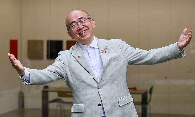 미조하타 히로시 전 일본 관광청 장관은 오사카 엑스포를 위해서라면 펄펄 끓는 아스팔트에서 물구나무도 설 기세였다. 옷깃에는 일본, 후쿠시마, 오사카를 알리는 배지를 주렁주렁 달았다. 2025.6.26 /박성원 기자