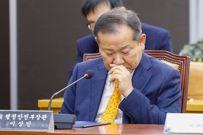 이상민 전 행정안전부 장관이 지난 2월 4일 서울 여의도 국회에서 열린 '윤석열 정부의 비상계엄 선포를 통한 내란 혐의 진상규명 국정조사 2차 청문회'에 출석해 의원 질의를 듣고 있다./뉴스1