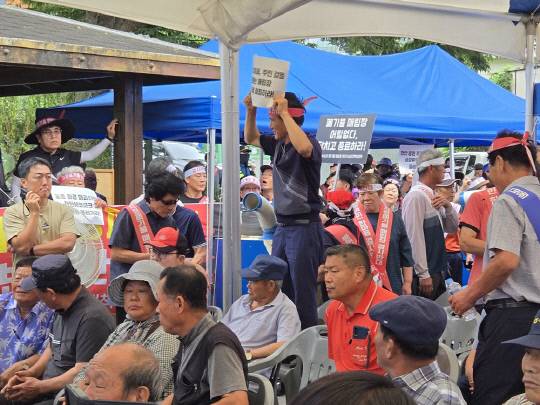 14일 오전 천안시 동면 수남1리 마을회관 앞 공터에서 열린 '사업장폐기물 매립시설 조성사업 환경영향평가서 초안 주민설명회'에서 매립장 반대 주민들 구호를 외치고 있다. 박하늘 기자