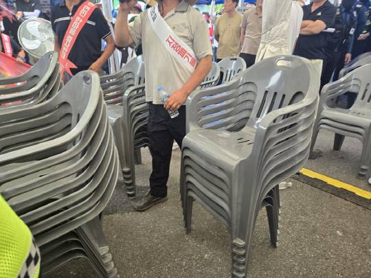 14일 오전 천안시 동면 수남1리 마을회관 앞 공터에서 열린 '사업장폐기물 매립시설 조성사업 환경영향평가서 초안 주민설명회'에서 사업설명이 끝난 직후 질의를 받기도 전에 의자가 정리됐다. 박하늘 기자