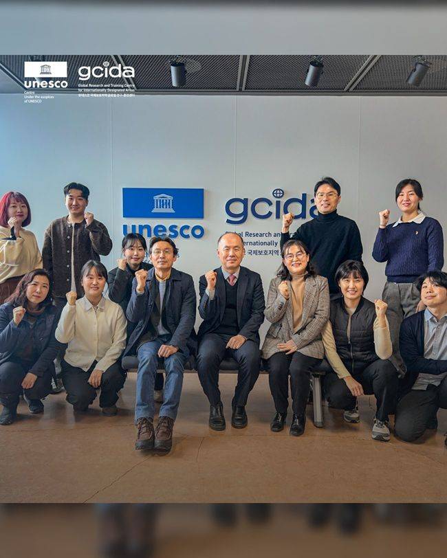 이율범 GCIDA 초대 센터장(가운데)과 임직원 모습. ⓒGICIDA