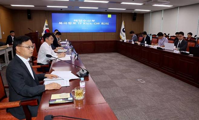 김성범 해양수산부 차관이 지난달 24일 정부세종청사 해수부 대회의실에서북극항로개척에 필요한 초기 방향 설정과 대외기관 초기 대응을 위한 '북극항로TF' 회의에서 인사말을 하고 있다.ⓒ연합뉴스