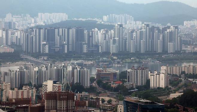 사진은 13일 서울 중구 남산에서 바라본 아파트 단지. 2025.7.13 뉴스1