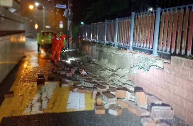 호우경보가 발효된 14일 오전 부산 수영구의 한 공원 담장 일부가 무너져 있다. (사진=부산소방재난본부 제공)