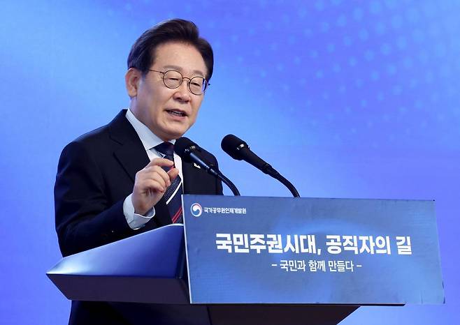 이재명 대통령이 14일 충북 진천 국가공무원인재개발원에서 5급 신임관리자과정 교육생에게 특강을 하고 있다. 대통령실통신사진기자단. 뉴시스.