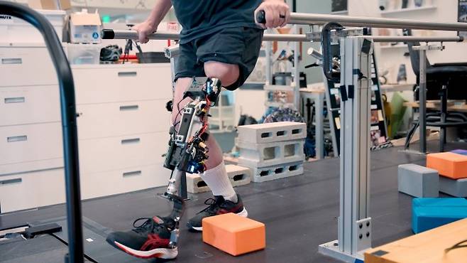 실험 참가자가 의족을 착용하고 걸으면서 장애물을 넘고 있다. MIT Media Lab 제공
