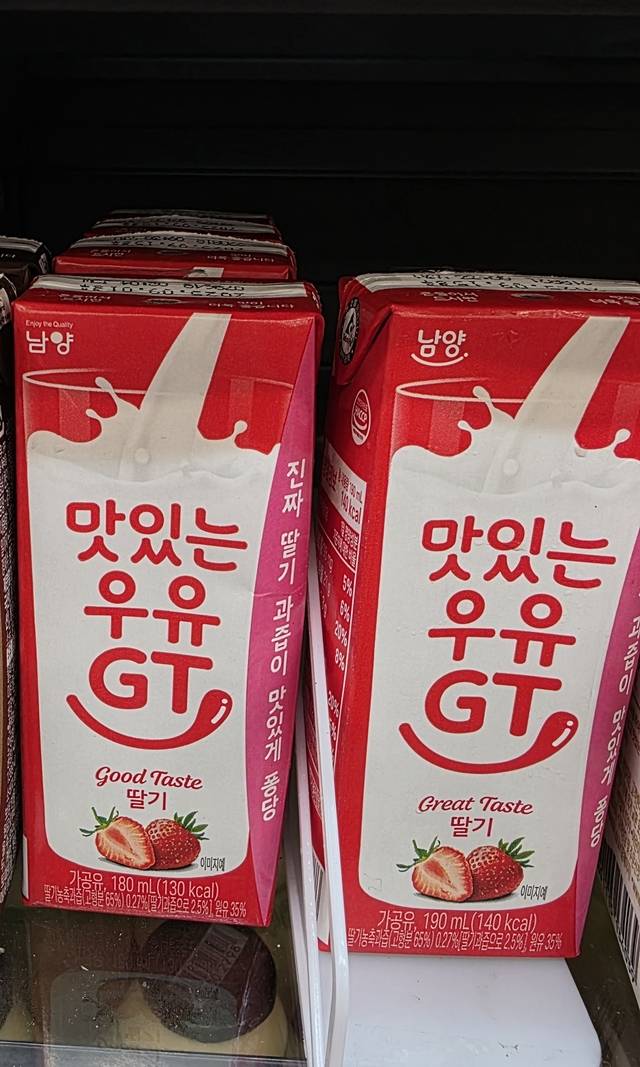 서울시내 한 편의점에 남양유업 맛있는우유GT ‘딸기맛’ 제품이 진열돼 있다. 왼쪽이 180㎖, 오른쪽이 190㎖ 제품이다. 사진= 김수연기자 newsnews@