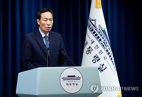 우상호 대통령실 정무수석이 7일 서울 용산 대통령실 청사에서 이재명 대통령과 김민석 국무총리의 주례회동 관련 브리핑을 하고 있다. [연합뉴스]