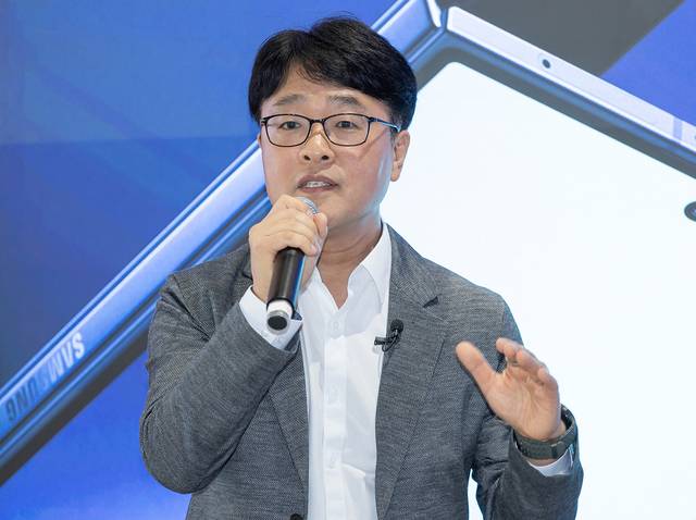 강민석 삼성전자 MX사업부 상무가 지난 10일(현지시간) 미국 뉴욕에서 갤럭시 하드웨어 혁신에 대해 브리핑하고 있다. 삼성전자 제공