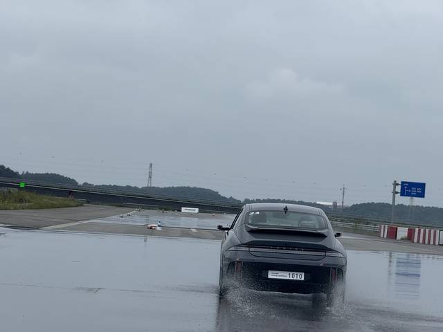 현대 드라이빙 익스피리언스 프로그램의 레벨1 중 아이오닉 6가 킥 플레이트 코스를 주행하고 있는 모습