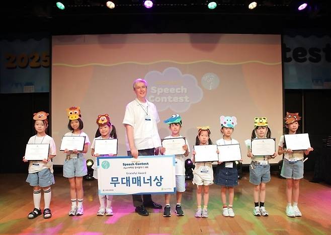 '2025 에이프릴 영어 말하기 대회(2025 April Speech Contest)' 합창 무대매너상 수상팀. 사진=April어학원