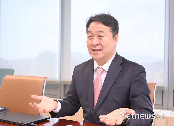 이경근 한국 델 테크놀로지스 스토리지 영업총괄 전무가 전자신문과 인터뷰를 하고 있다. 박지호 기자 jihopress@etnews.com