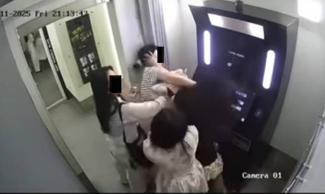 오늘 오후 베트남 하노이에서 한국여자 2명이 베트남 여자 폭행