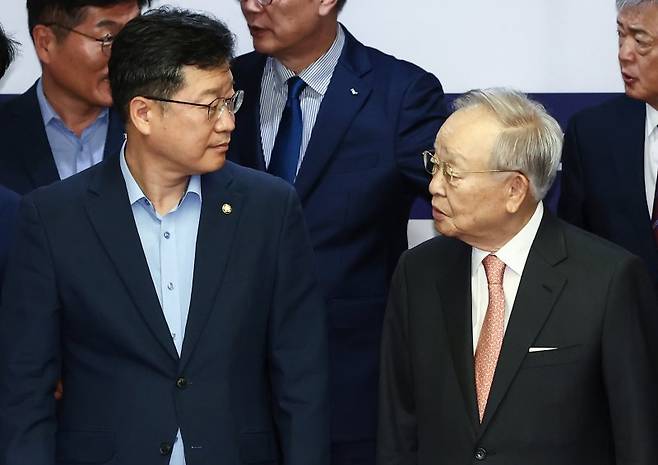 안호영 국회 환경노동위원장(앞줄 왼쪽)과 손경식 한국경영자총협회장이 14일 오후 서울 마포구 한국경영자총협회에서 열린 '더불어민주당 환경노동위원회·경제6단체 노동정책 간담회'에서 기념촬영에 앞서 대화하고 있다. 사진=뉴스1