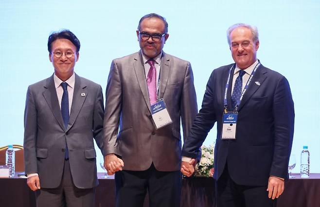 김민석 국무총리(왼쪽)가 14일 서울 강남구 코엑스에서 세계정치학회와 김대중재단 공동 주최로 열린 제1회 김대중상 시상식에서 수상자인 T. V. 폴 캐나다 맥길대학교 정치학과 교수(가운데), 파블로 오냐테 세계정치학회장과 기념촬영을 하고 있다. 사진 연합뉴스