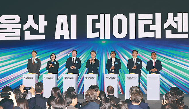 이재명 대통령이 6월 20일 울산 AI 데이터센터에서 열린 '울산 AI 데이터센터 출범식'에 참석했다. 사진 뉴시스