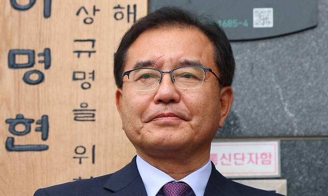 이명현 순직해병 특별검사가 지난 2일 서울 서초구 서초한샘빌딩에 마련된 특검 사무실에서 진행된 현판식을 마친 후 현판 앞에 서 있다. 연합뉴스