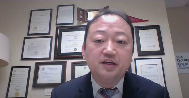 중소벤처기업부(중기부)와 중소벤처기업진흥공단(중진공)의 ‘해외멘토단 프로그램’에 출연해 ‘미국 관세 대응방안, 수출통관 절차’를 주제로 강의하는 유정학 미국 관세사. 유튜브 화면 갈무리