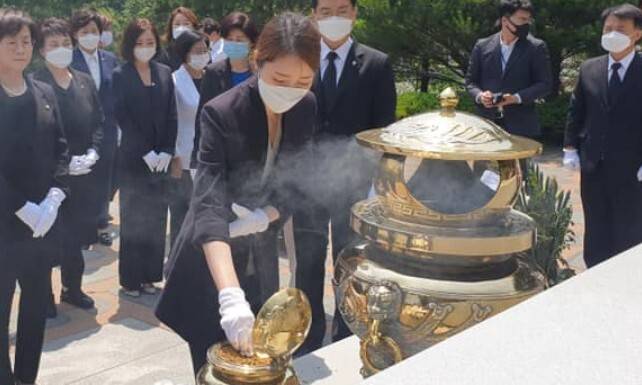 2020년 6월9일 당시 강선우 국회의원이 고 이희호 여사 서거 1주기를 맞아 국립 현충원에서 참배하고 있다. 강선우 후보자 페이스북 갈무리