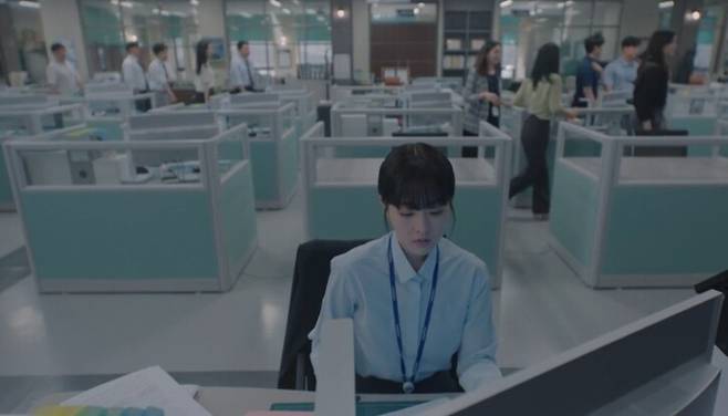 드라마 ‘미지의 서울’ 속 유미래(배우 박보영)는 회사에서 왕따와 성추행 등 괴롭힘을 당한다. 사진은 점심시간에 직원들이 유미래만 제외하고 식사하러 나가는 장면. 공식영상 갈무리