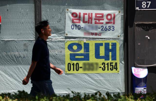 지난달 11일 한 시민이 서울 시내에 있는 한 폐업 식당 앞을 지나가고 있다. 뉴시스